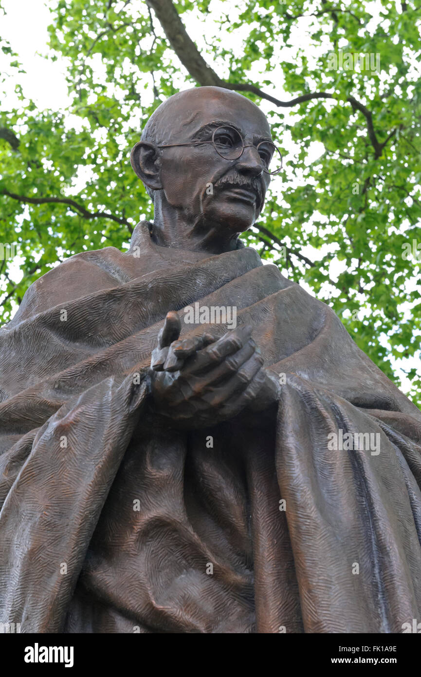 Die Statue von Mahatma Gandhi in Parliament Square, ist ein Werk des Bildhauers Philip Jackson, London, Vereinigtes Königreich. Stockfoto