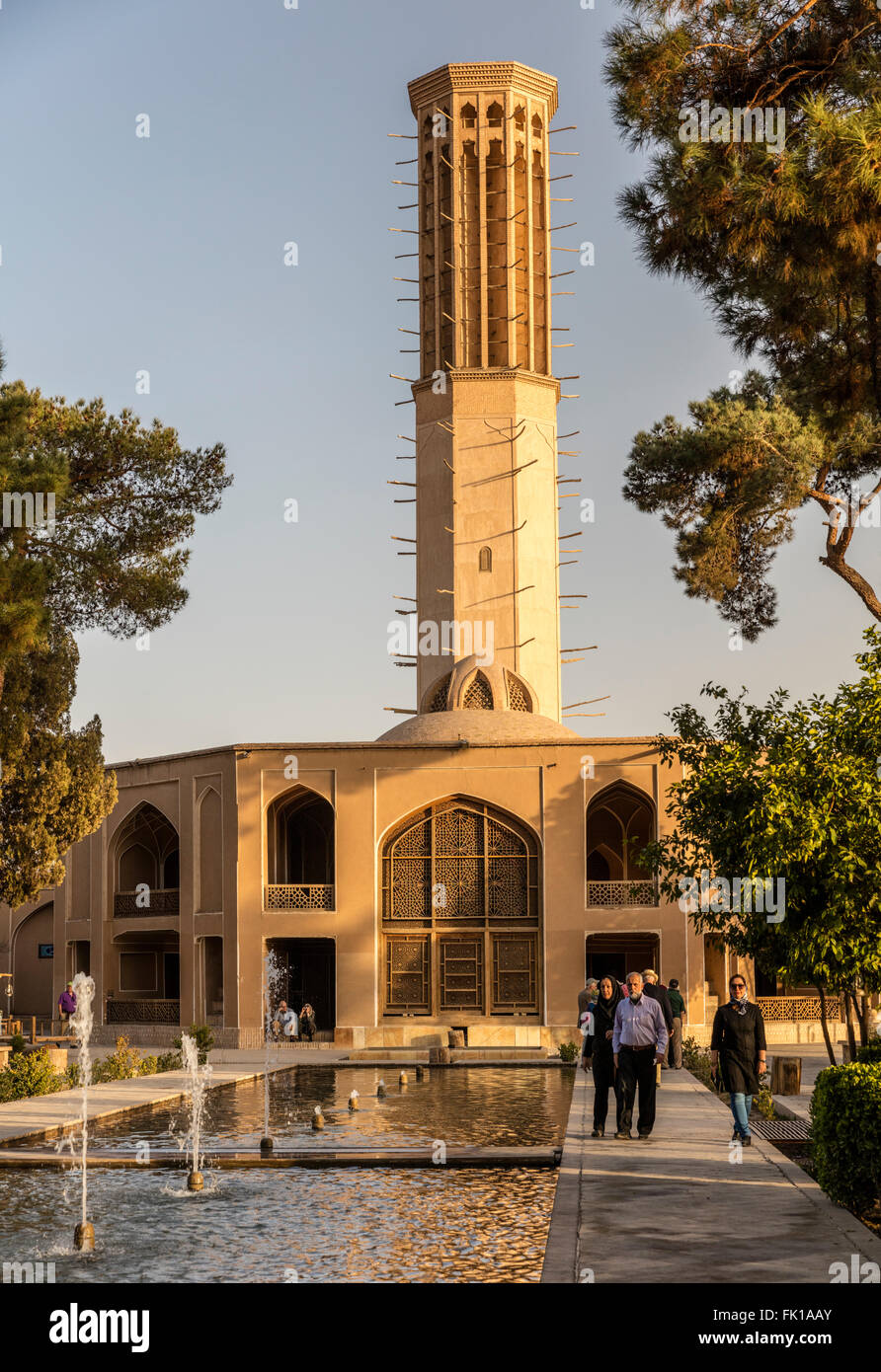 Wind-Turm (Bagdir) und Brunnen im Pavillon des Gouverneurs, Bagh-e Dolat Abad, Yazd Iran in der späten Nachmittag Sonne Stockfoto