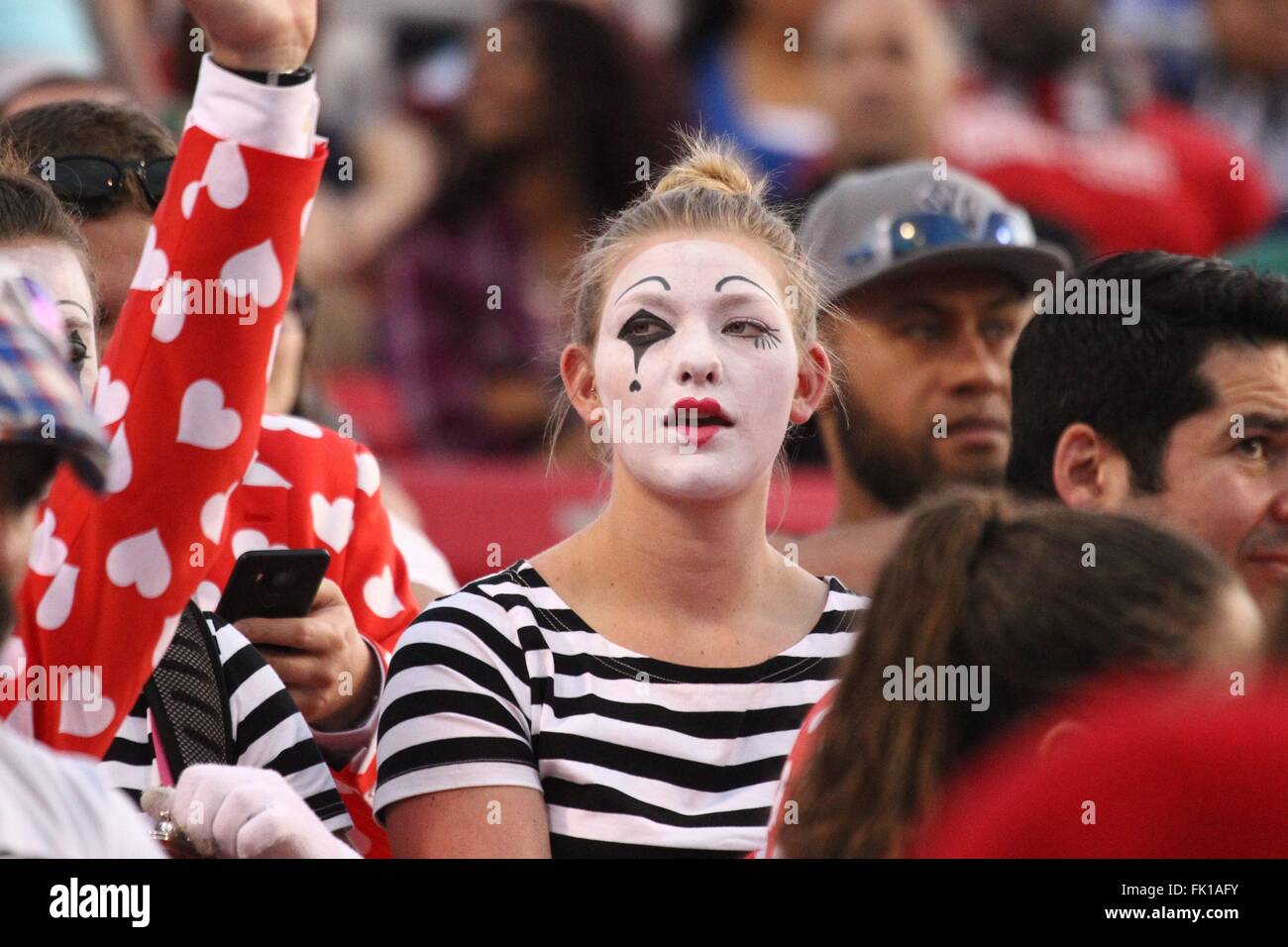 Las Vegas, NV, USA. 4. März 2016. Rugby-Fan mit bemaltem Gesicht in Anwesenheit für USA Sevens International Rugby Turnier - FRI, Sam Boyd Stadium, Las Vegas, NV 4. März 2016. Bildnachweis: James Atoa/Everett Collection/Alamy Live-Nachrichten Stockfoto