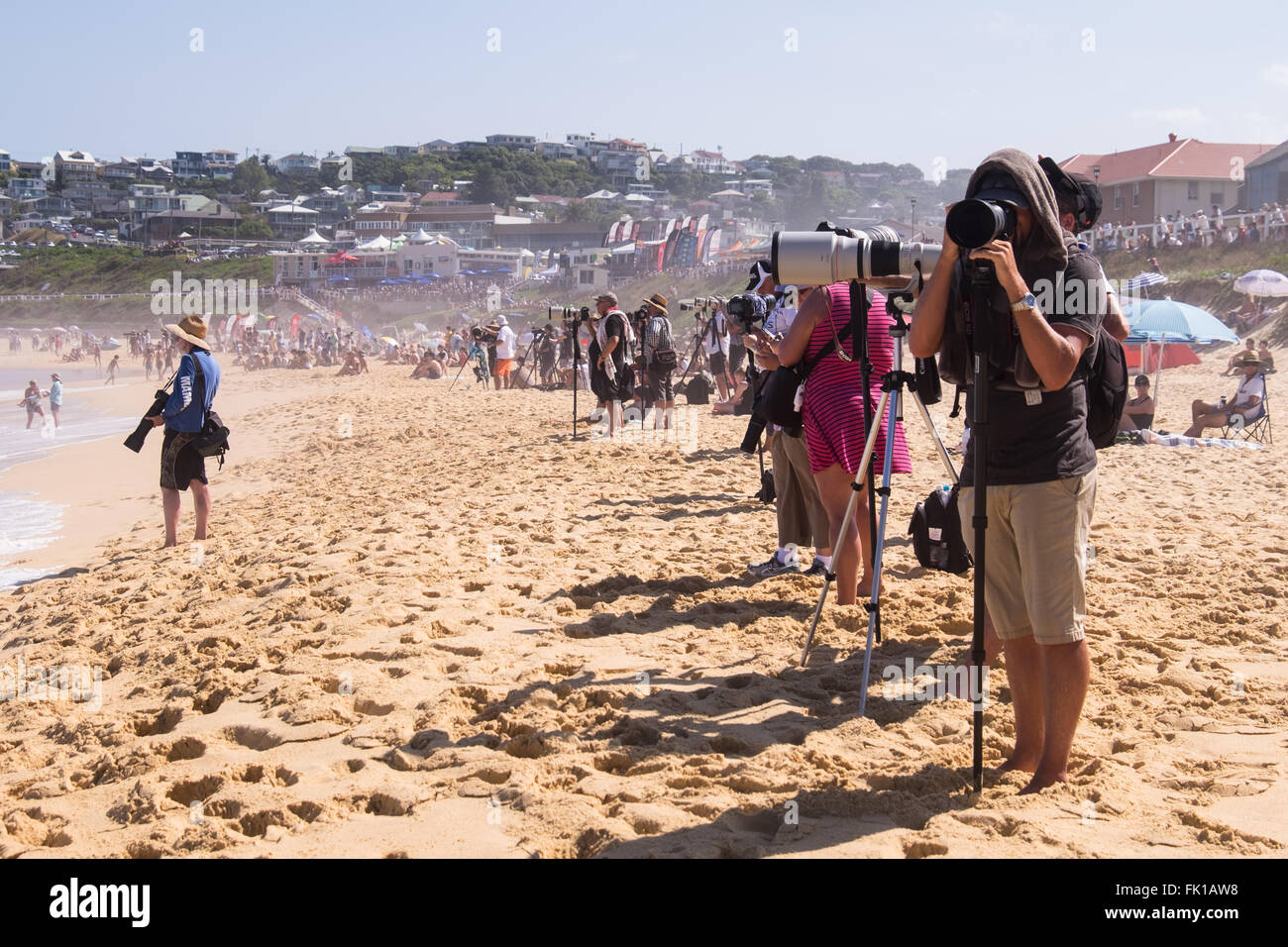 Fotografen versammeln sich am Strand von Mereweather vor Reiseantritt die 2016 Surfest Finale in Newcastle, Australien. Stockfoto
