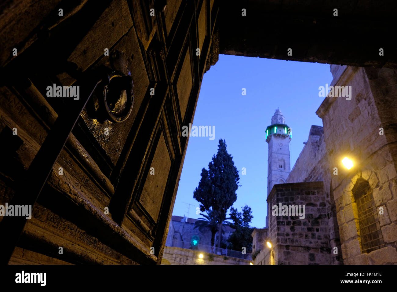 Das Minarett der Moschee von Omar ibn Khattab, das 1193 vom Ayyubiden Sultan Al-Afdal ibn Salah ad-DIN zum Gedenken an das Gebet des Kalifen Omar errichtet wurde, der sich neben der Grabeskirche im christlichen Viertel der Altstadt von Jerusalem Israel befindet Stockfoto