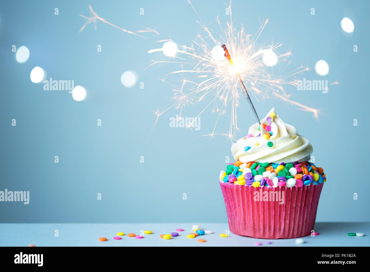 Bunte Cupcake mit Wunderkerze Stockfoto