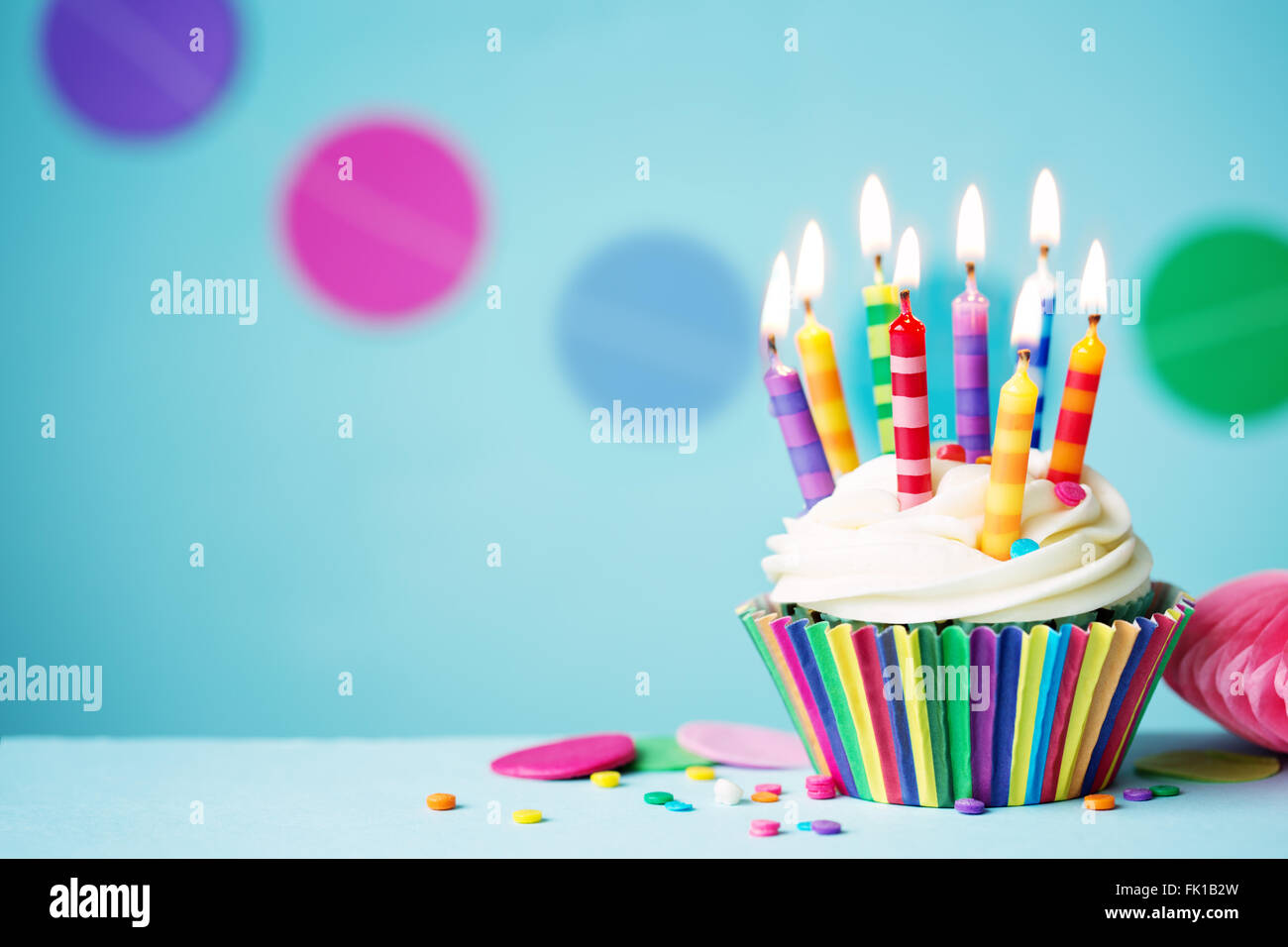 Bunte Geburtstag Cupcake mit Kerze Stockfotografie Alamy