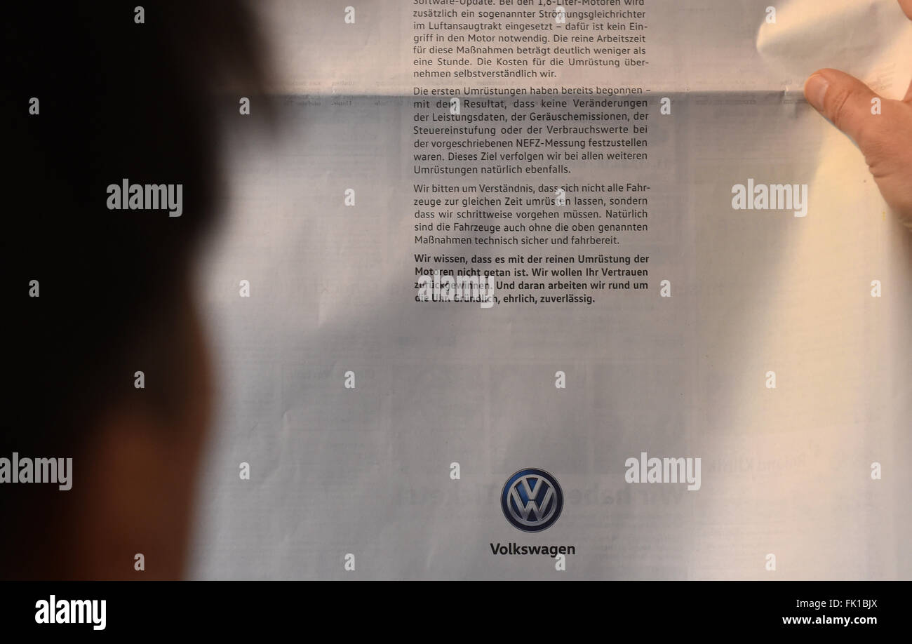 Bremen, Deutschland. 5. März 2016. ILLUSTRATION - eine Frau schaut auf eine Werbung von Volkswagen in der deutschen Tageszeitung "Sueddeutsche Zeitung" in Bremen, Deutschland, 5. März 2016. Volkswagen ist das Vertrauen in seinen Rückruf von manipulierten Dieselfahrzeuge wetteifern um eine groß angelegte print-Anzeige Kampagne in deutschen Tageszeitungen. Foto: CARMEN JAPERSEN/Dpa/Alamy Live News Stockfoto