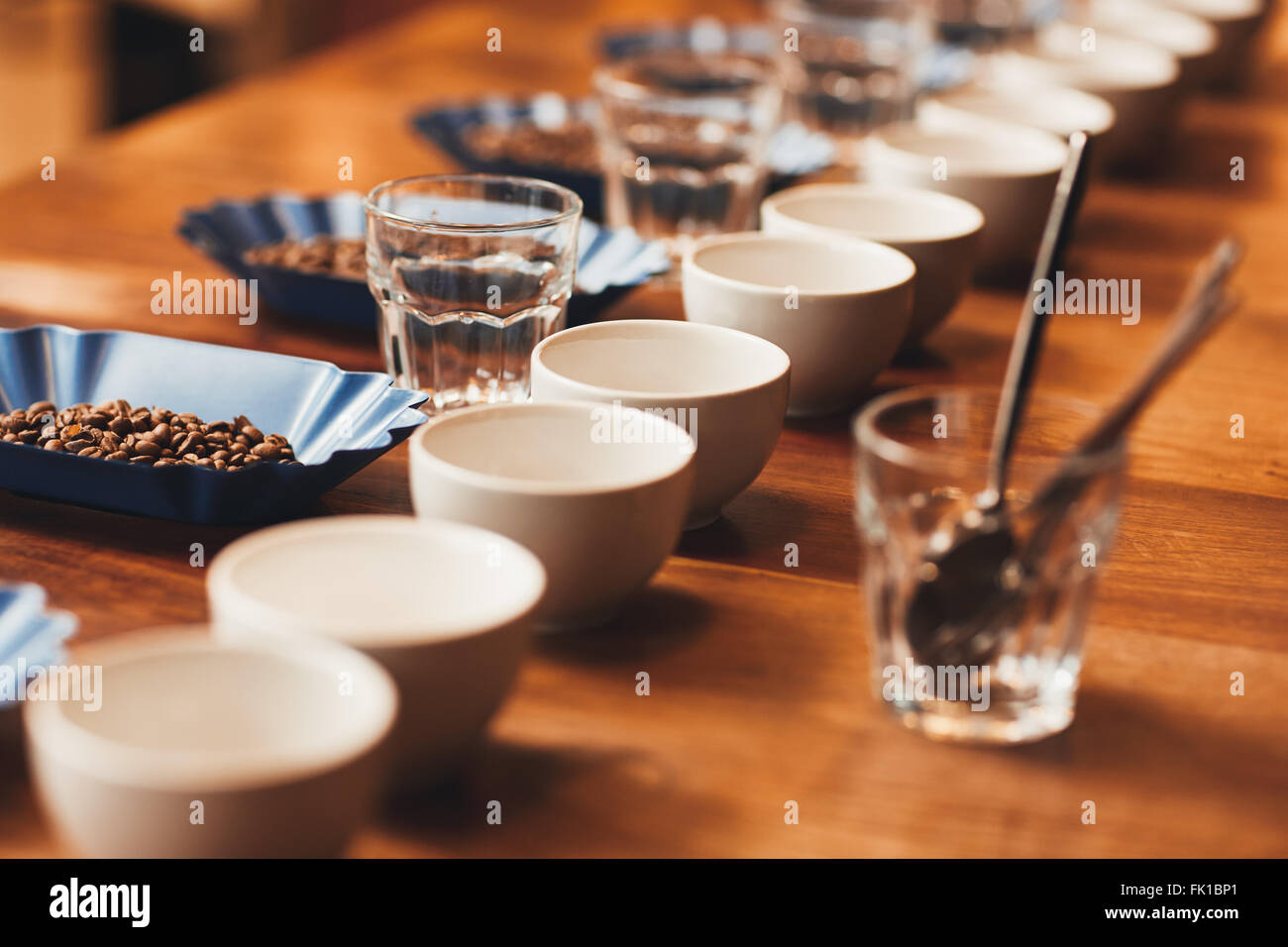 Kaffeetassen und Bohnen auf Tisch zur Verkostung bereit Stockfoto