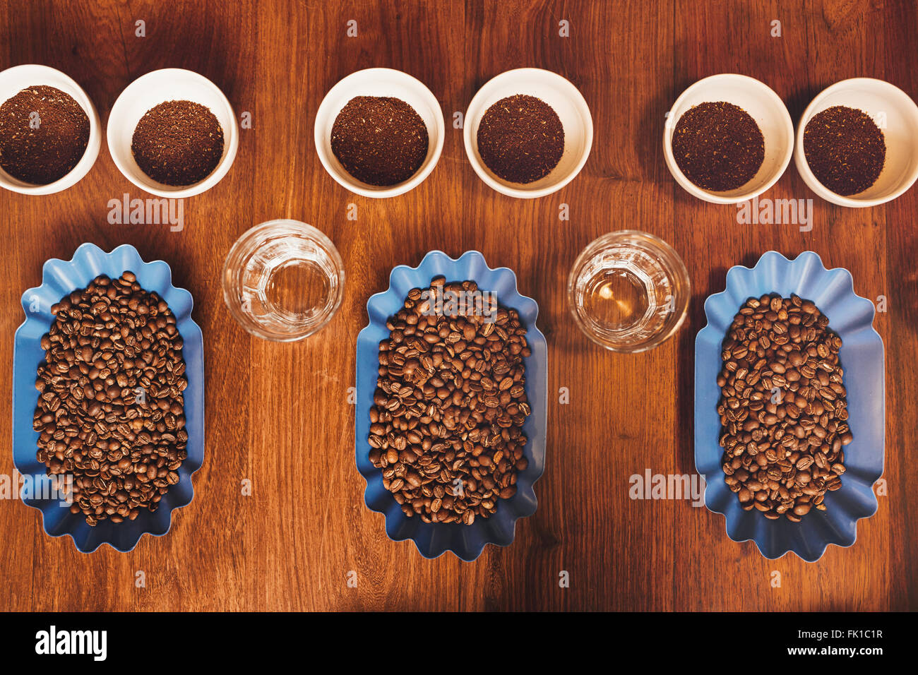 Perfekte Reihen von Containern mit Bohnen und gemahlenen Kaffee Stockfoto