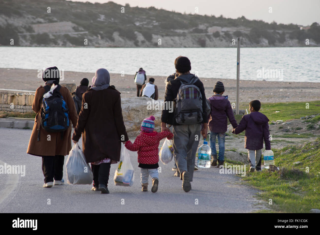 Flüchtlinge aus Afghanistan auf dem Weg von Schmugglern zu erfüllenden mitnehmen nach Griechenland in Cesme, Izmir, Türkei Stockfoto