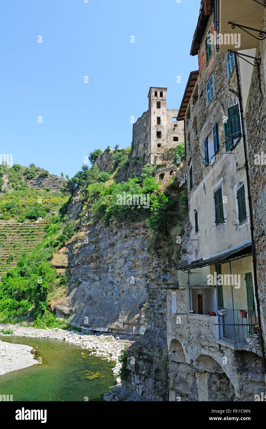 Dolceacqua mit Brücke Ponte Vecchio di Dolceacqua Flusses Nervia und einen Blick in Richtung Castello dei Doria, Ligurien Stockfoto