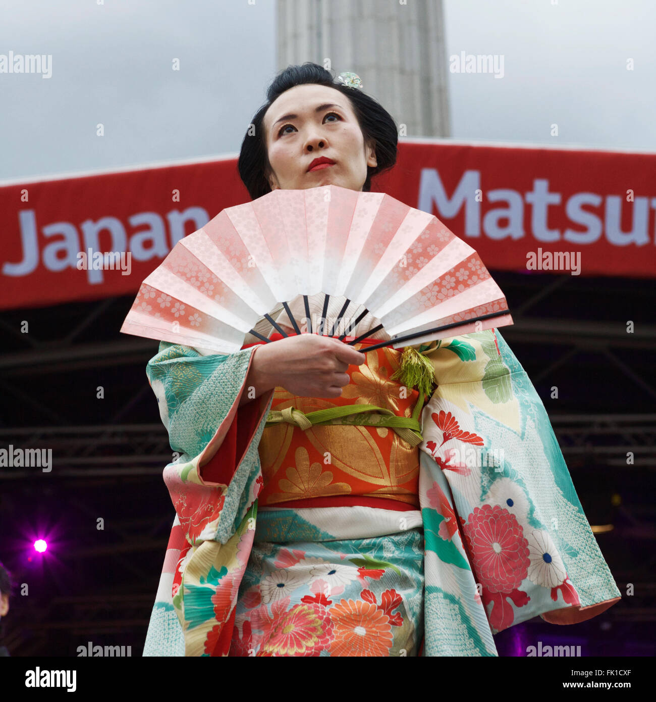 Japanische Frau, in bunten Kimono, Tanzen mit Ventilator, Ventilator (Tanz) in Japan Matsuri, Trafalgar Square, London, UK. Kimono, Stockfoto