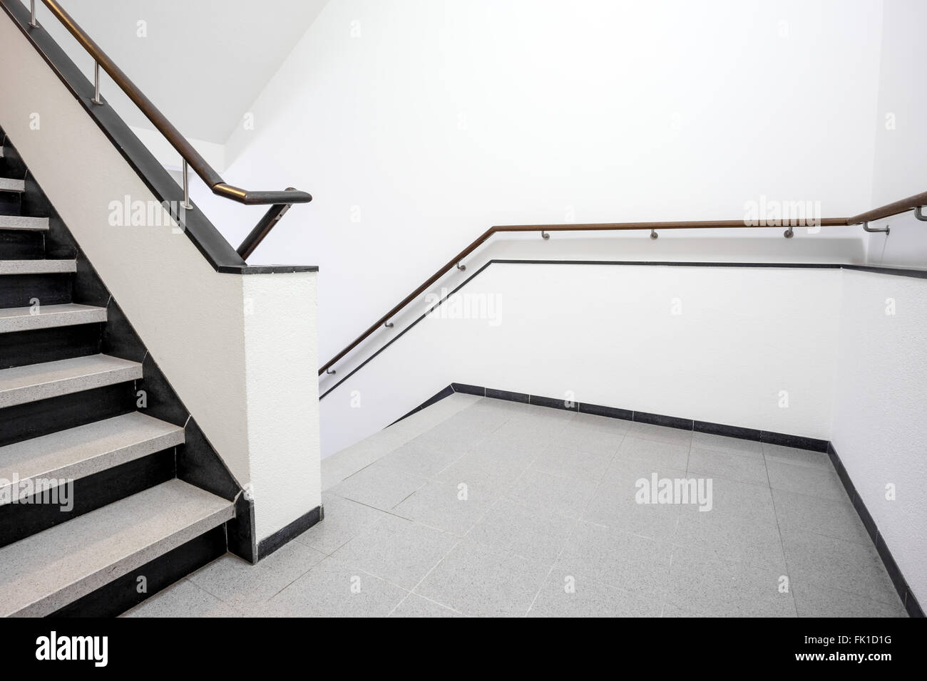 ist in einem alten Gebäude befindet sich dieses schöne Treppe Stockfoto