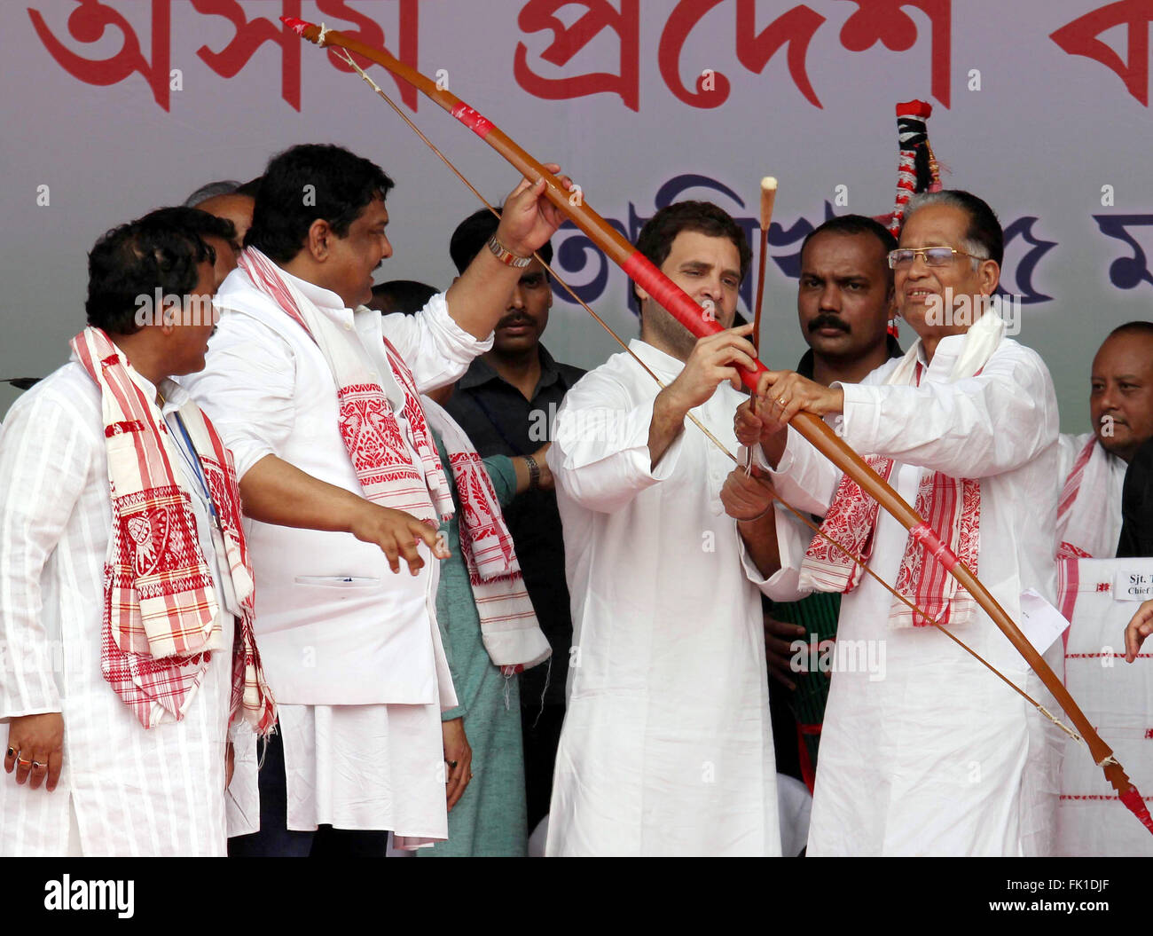 (160305)--NAGAON, 5. März 2016 (Xinhua)--Indian National Congress Party Vize-Präsident Rahul Gandhi (2. R Front) mit Pfeil und Bogen auf einer Kundgebung während seines zweitägigen Besuchs in Assam im Nordosten Nagaon, indischen Bundesstaat Assam, 5. März 2016 präsentiert. Wahlkommission Indiens kündigte am Freitag einen Zeitplan für die anstehenden Kommunalwahlen in fünf indischen Bundesstaaten Assam, Puducherry, Westbengalen, Kerala und Tamil Nadu einschließlich. (Xinhua/Stringer) Stockfoto