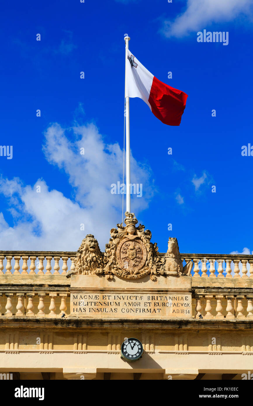 Wappen und maltesische Flagge über dem Main Guard und das Kanzleramt, Floriana, Valletta, Malta Stockfoto