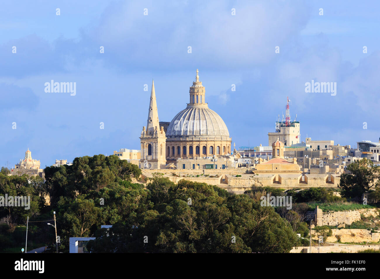 Die Kuppel der Kirche der Muttergottes von Karmel und der Turm der St. Pauls Kathedrale, Floriana, Valletta, Malta Stockfoto