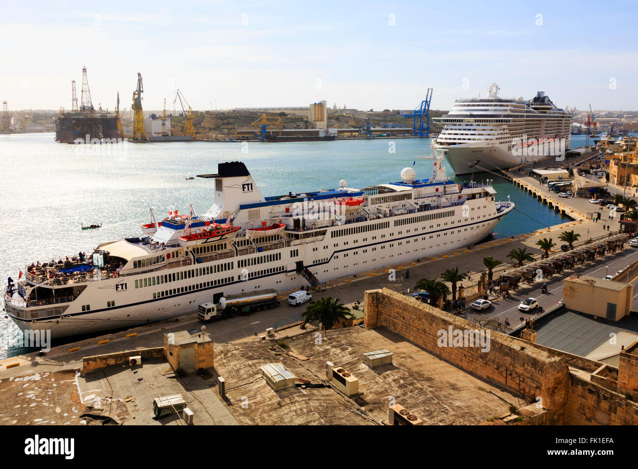 Große Kreuzfahrtschiffe besuchen Grand Harbour, Valletta, Malta Stockfoto