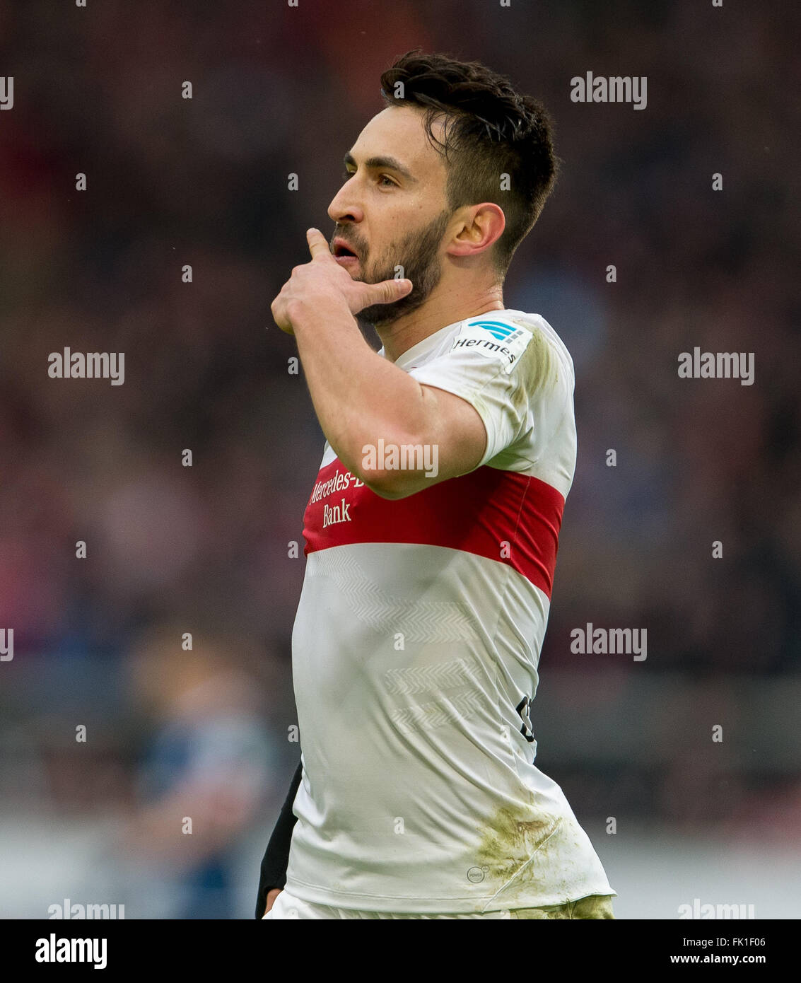 Stuttgarts Lukas Rupp feiert sein 2: 0-Tor der deutschen Fußball-Bundesliga-Fußballspiel zwischen VfB Stuttgart und der TSG Hoffenheim in der Mercedes-Benz-Arena in Stuttgart, Deutschland, 5. März 2016. Foto: DANIEL MAURER/Dpa (EMBARGO Bedingungen - Achtung: aufgrund der Akkreditierungsrichtlinien die DFL nur erlaubt die Veröffentlichung und Nutzung von bis zu 15 Bilder pro Spiel im Internet und in Online-Medien während des Spiels.) Stockfoto