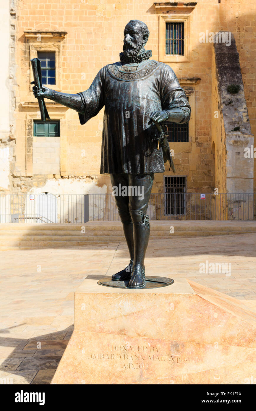 Statue des Gründers von Valletta, Jean Parisot De Valette, in Pjazza Jean  de Valette, Malta Stockfotografie - Alamy
