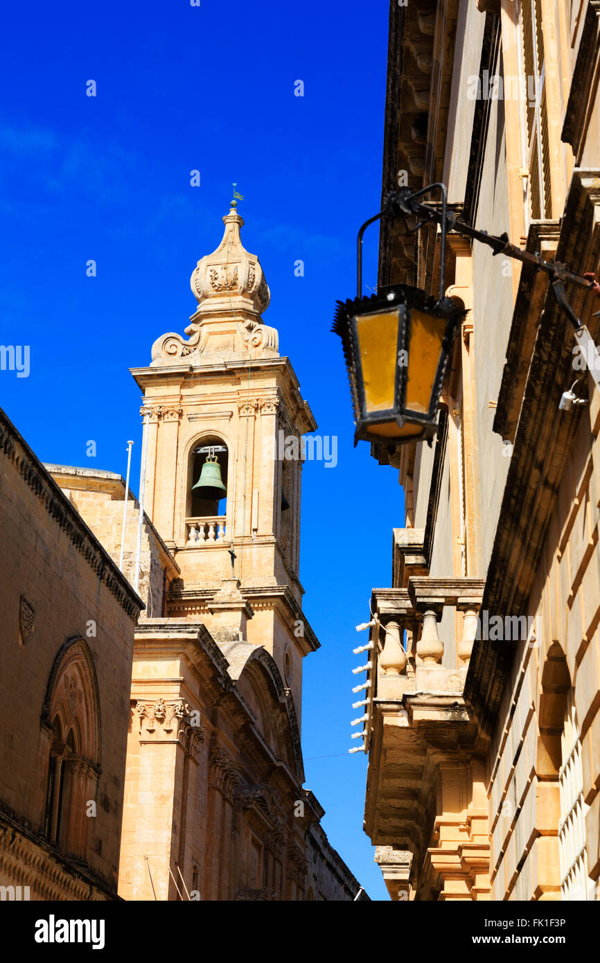 Turm und Glocke der Karmeliter Kirche von St Roque, Mdina Stockfoto