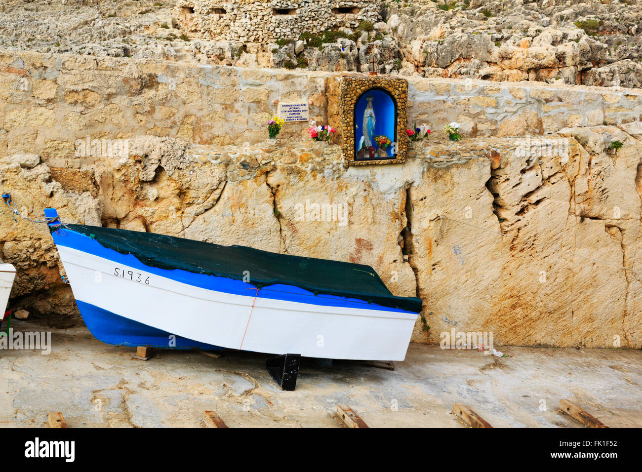 Schrein im blauen Gotto Boat trips Hafen, Malta Stockfoto