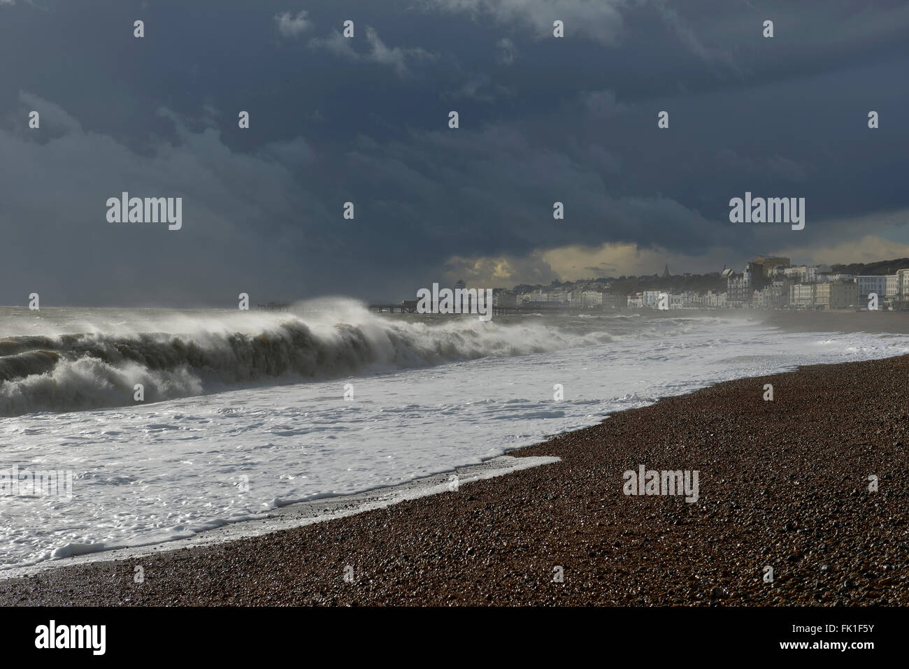 Stürmischer See. Hastings. East Sussex. England. VEREINIGTES KÖNIGREICH. Europa Stockfoto