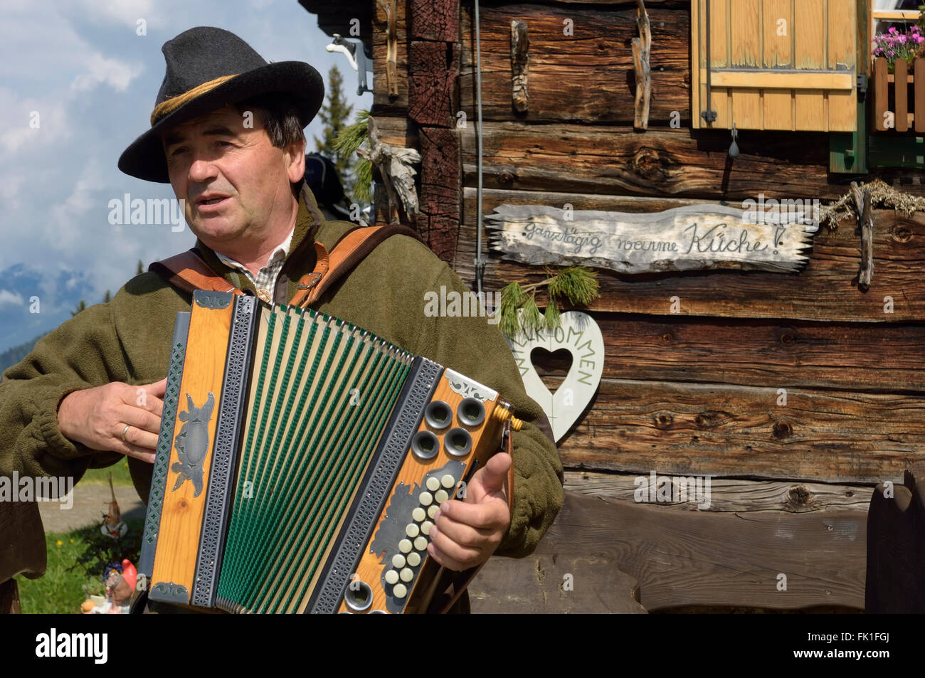 Traditionelle Akkordeon spieler Hans Werner Schmoelzer spielen außerhalb  der Hütte "Lammersdorfer Hütte' am Millstätter Alpen. Kärnten. Österreich  Stockfotografie - Alamy