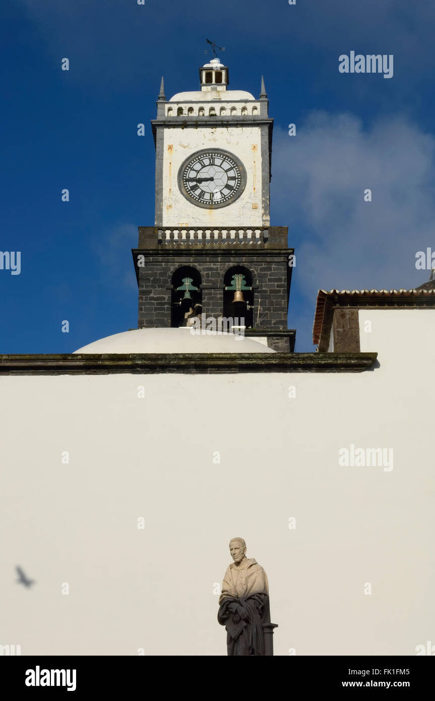Die Bell Tower der Matriz Kirche und Denkmal für Joaquim Silvestre Serrao. Ponta Delgada. São Miguel. Azoren. Portugal. Stockfoto