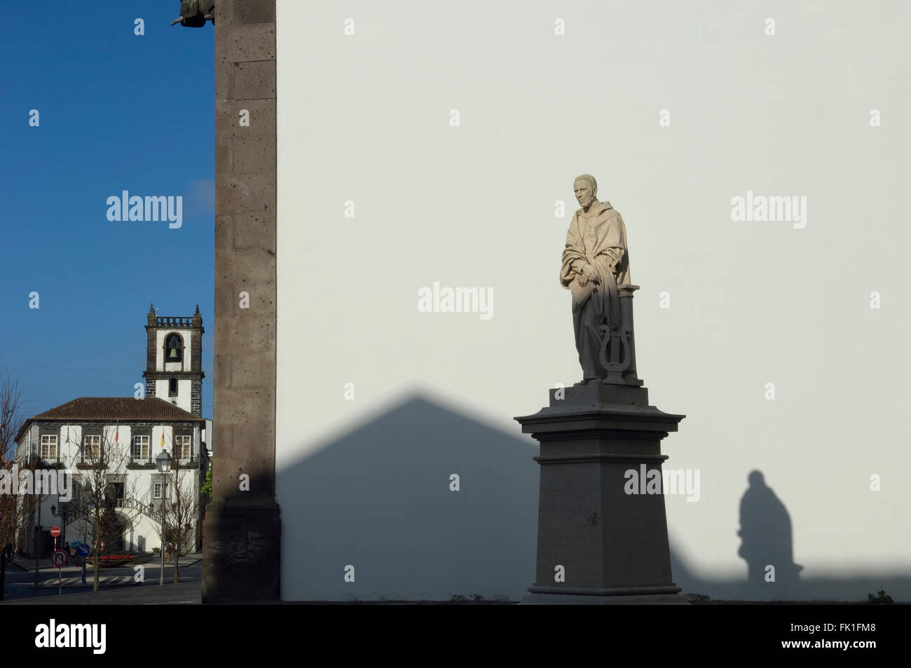 Rathaus und Denkmal zu Joaquim Silvestre Serrao. Ponta Delgada. São Miguel. Azoren. Portugal. Stockfoto