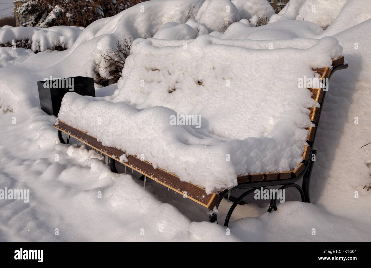 Schneewehe auf Bank nach starkem Schneefall Stockfoto