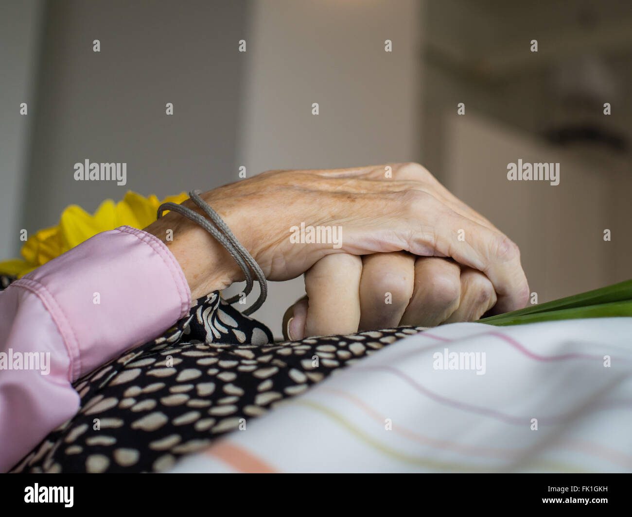 Ein toter Womans friedlich überquerte Hände Stockfoto