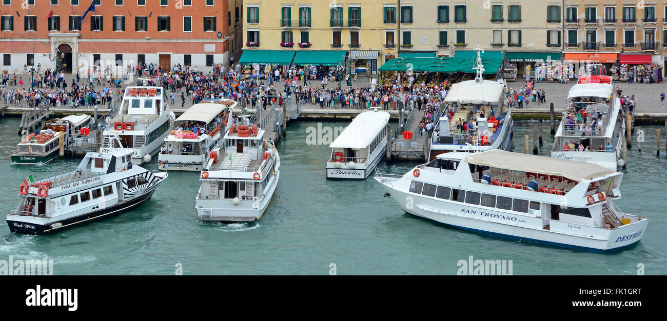 Italien Venedig Canale della Giudecca Luftbild schaut von oben auf Massen von Touristen an der Küste, die Schlange um Board Sightseeing Tourboote Stockfoto