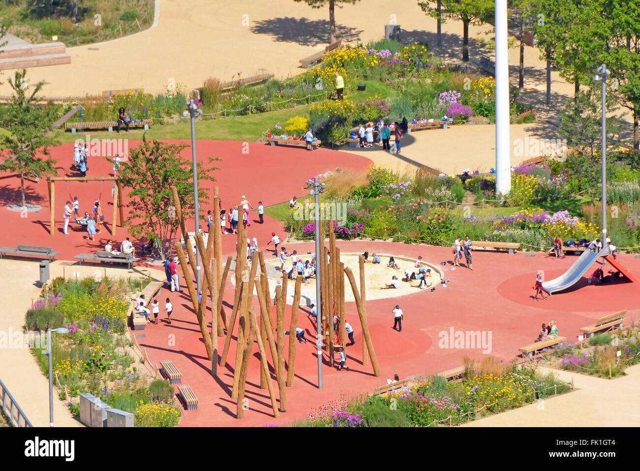 Kinder, die im Freien spielen 2012 Legacy-Spielplatz Queen Elizabeth Olympic Park aus der Vogelperspektive mit Blick auf den Stratford Newham East London England UK Stockfoto