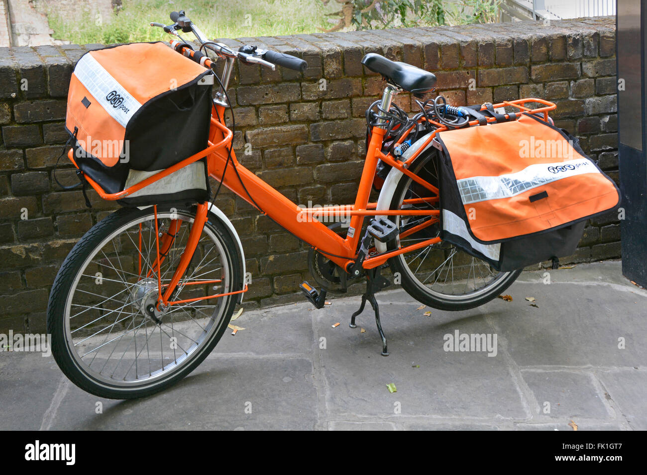 TNT Post Bycycle, Koffer Taschen für Zustellung in der Stadt London England UK jetzt umbenannt Whistl Stockfoto