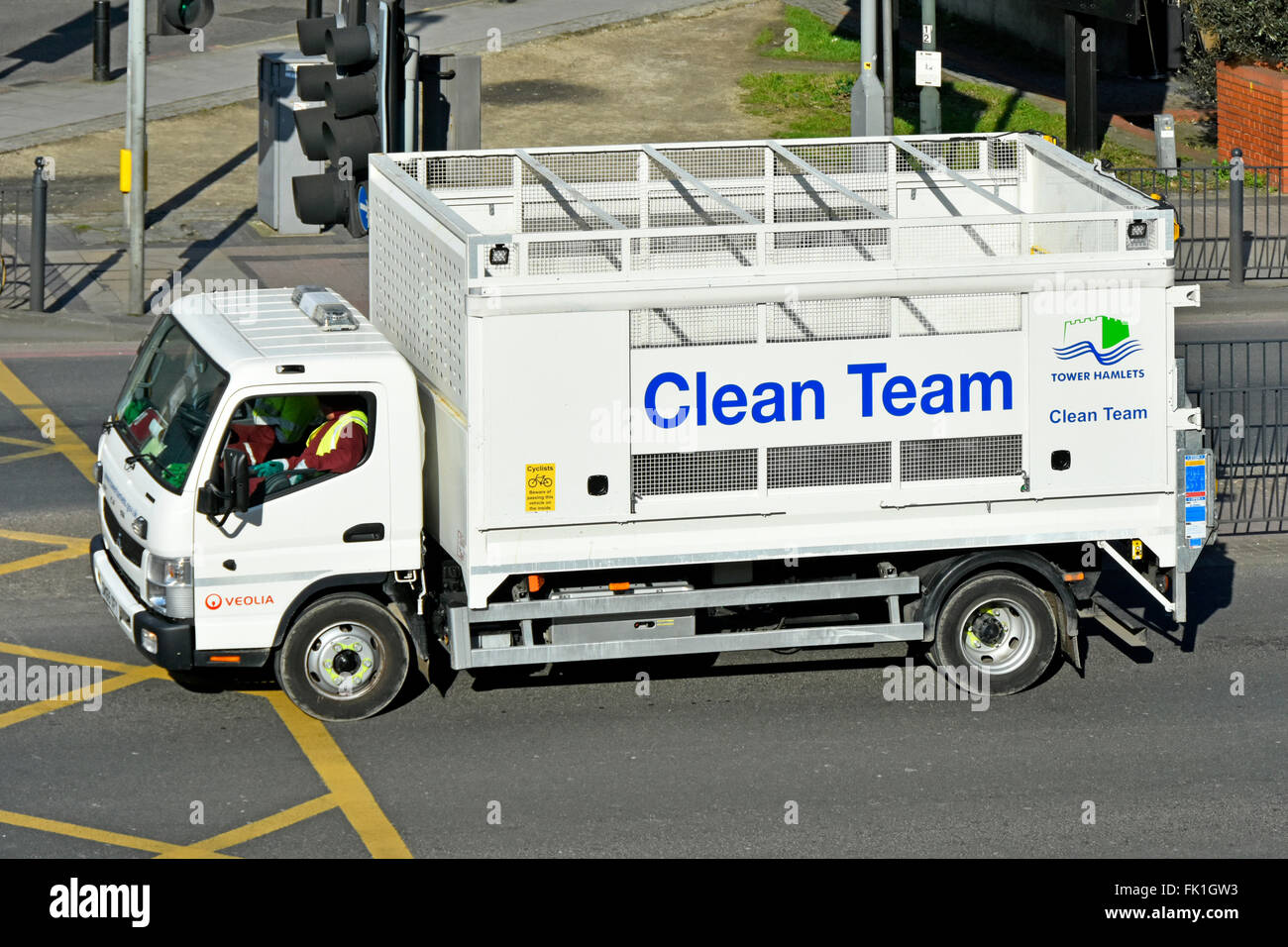 London Borough of Tower Hamlets sauber Team LKW und Crew betrieben von Veolia in East London England UK Stockfoto