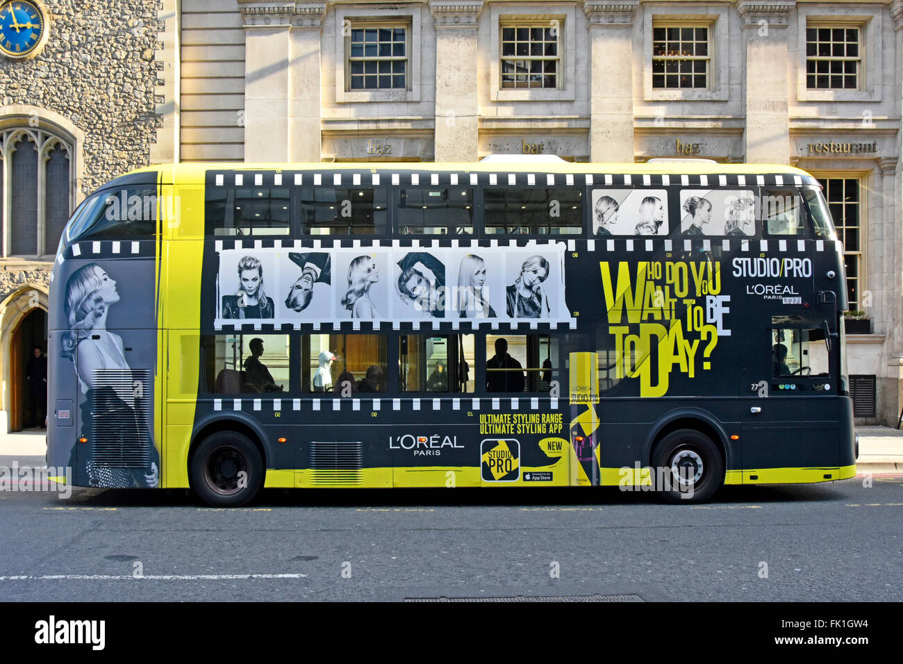 Beauty-Produkte von Loreal Werbung auf London Boris Bus neue Routemaster Doppeldecker volle Seite Werbung auf öffentlichen transport England UK Stockfoto