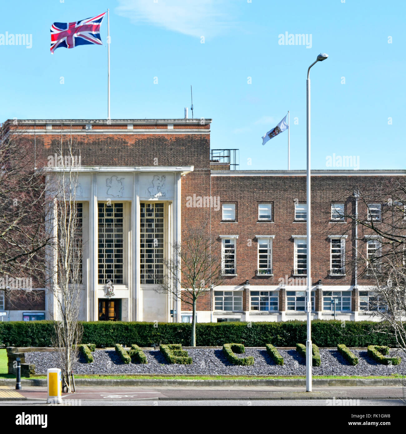 Rathaus Büros in original Dagenham Civic Centre mit dem Civic Zeichen gebildet in Formschnitt alle jetzt Teil von East London Borough of Barking und Dagenham Stockfoto