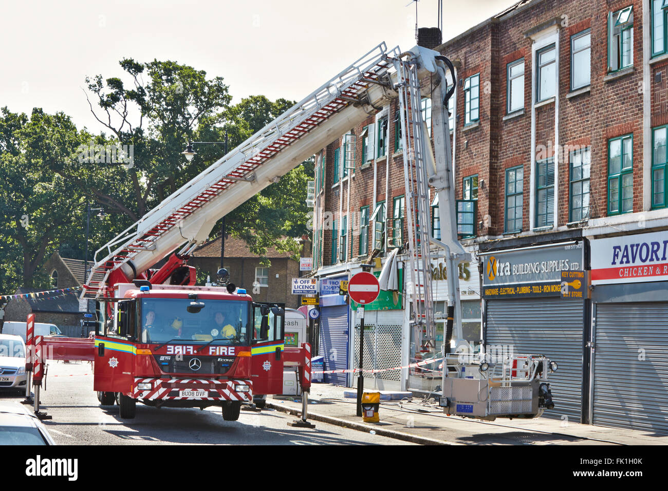 Die Szene von einem tödlichen Feuer in einer Wohnung über einem Geschäft unterwegs neue Heston in Hounslow Stockfoto