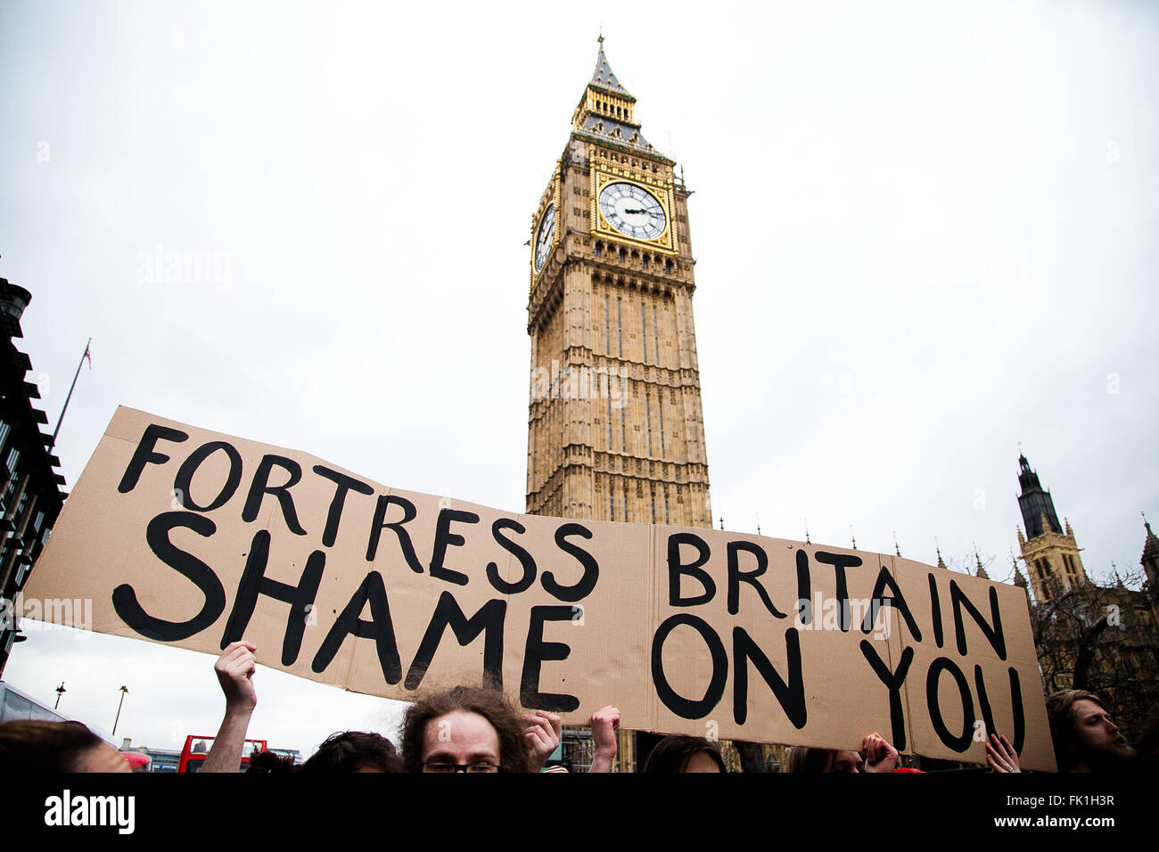 Parlament Square, Westminster, London, UK 5. März 2016 - Protest vergeht Big Ben. Hunderte von Demonstranten inszenieren eine Demonstration organisiert von London2Calais Gruppe gegen die jüngsten Ereignisse in die Flüchtlingslager in Calais. Die Demonstranten blockiert die Westminster Bridge für eine Weile halten den Verkehr in beide Richtungen. Bildnachweis: Dinendra Haria/Alamy Live-Nachrichten Stockfoto