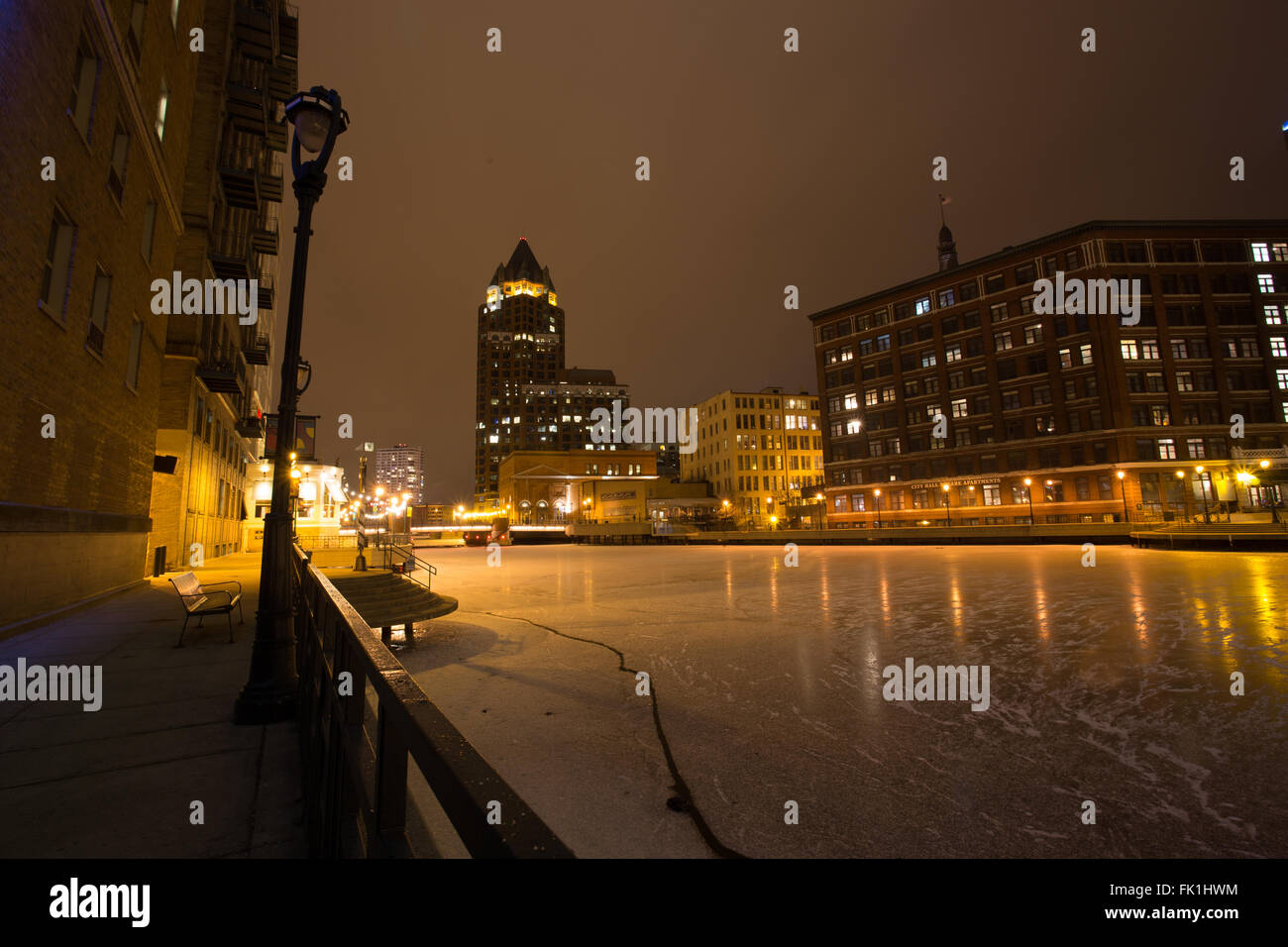 gefrorene Milwaukee River Nacht Stockfoto