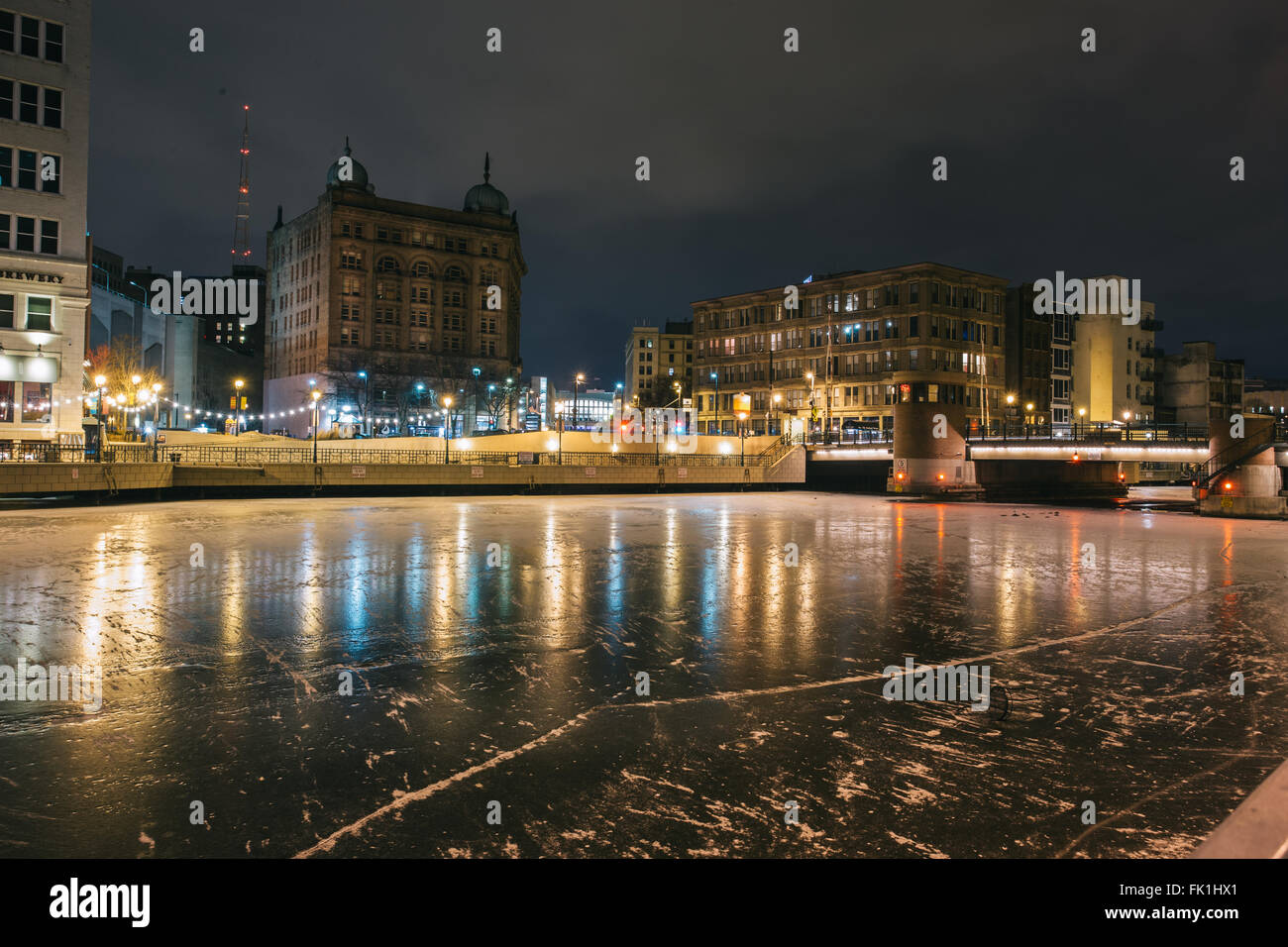 zugefrorenen Fluss Stadt Milwaukee Nacht Stockfoto