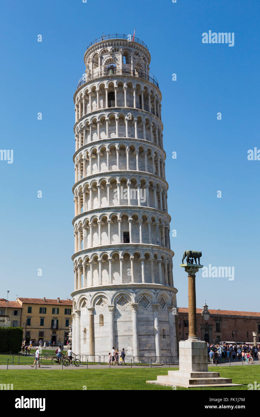 Pisa, Provinz Pisa, Toskana, Italien.  Der schiefe Turm von Pisa in der Campo dei Miracoli oder Feld der Wunder. Stockfoto