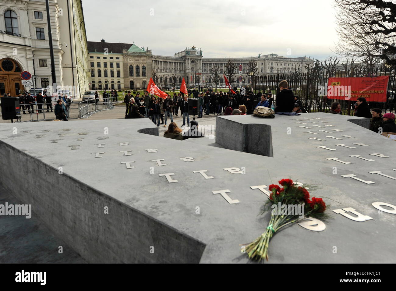 EU-Demonstrationen in Wien, Österreich. 5. März 2016. Besetzung des Monuments gegen Faschismus vor dem Bundeskanzleramt in Wien. Die Menschen protestieren gegen die Kundgebung der rechten populistischen PDV „Partei des Volkes“. Wien, Österreich 05. März 2016. Kredit: Franz Perc/Alamy Live News Stockfoto