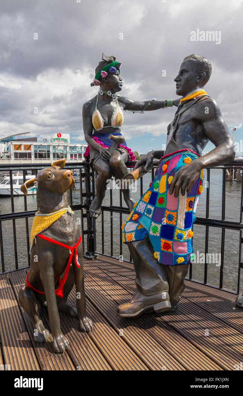 Pobl Fel Ni (People Like Us) Statue in Cardiff Bay Boardwalk, Wales Stockfoto