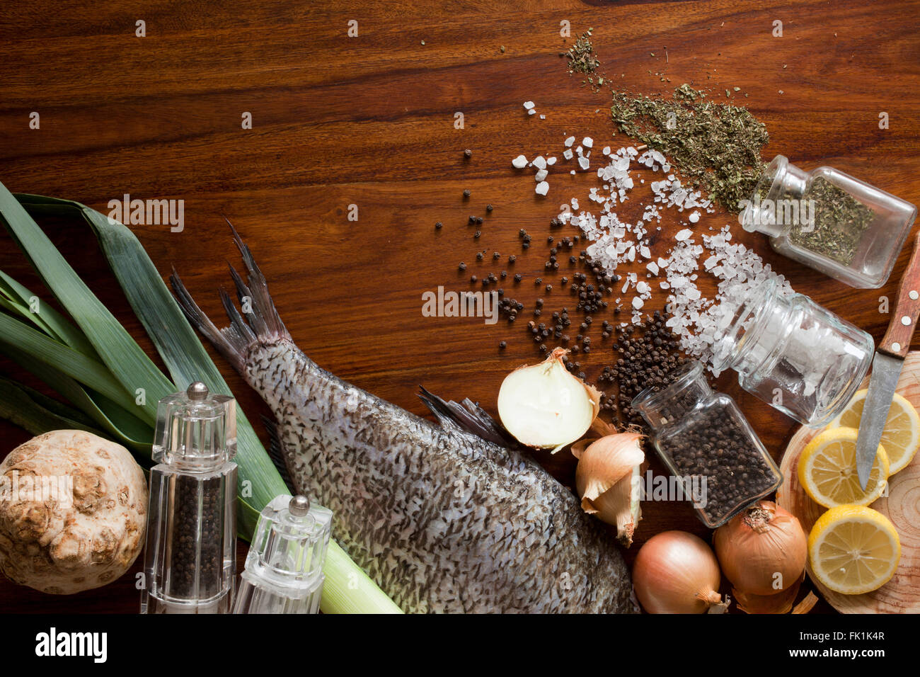 frischer Fisch auf Holztisch Stockfoto