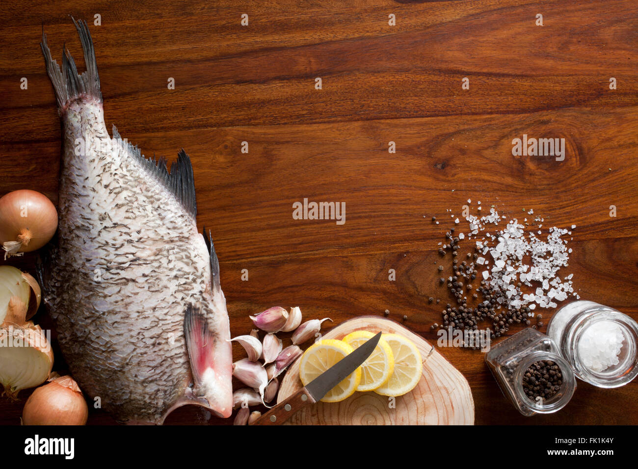 frischer Fisch auf Holztisch Stockfoto
