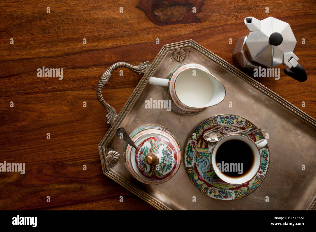 Kaffeetasse auf Holztisch Stockfoto