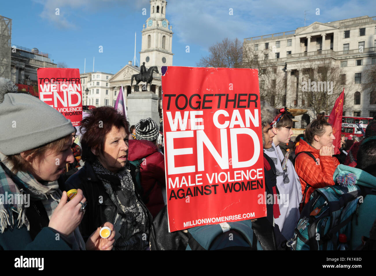 London, UK. 5. März 2016. Eine Frau halten Plakat wie Tausende durch London zu fordern ein Ende der Gewalt gegen Frauen zu marschieren. Bildnachweis: Thabo Jaiyesimi/Alamy Live-Nachrichten Stockfoto