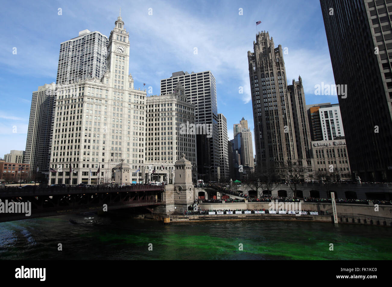 Chicago River wird von Mitgliedern der Chicago Klempner Union grün für die jährliche St. Patricks Day Feier gefärbt. Stockfoto