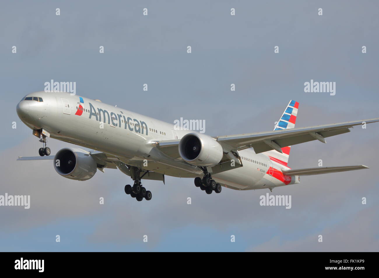 American Airlines Boeing 777-300ER N724AN Landung am Flughafen London Heathrow, Vereinigtes Königreich Stockfoto