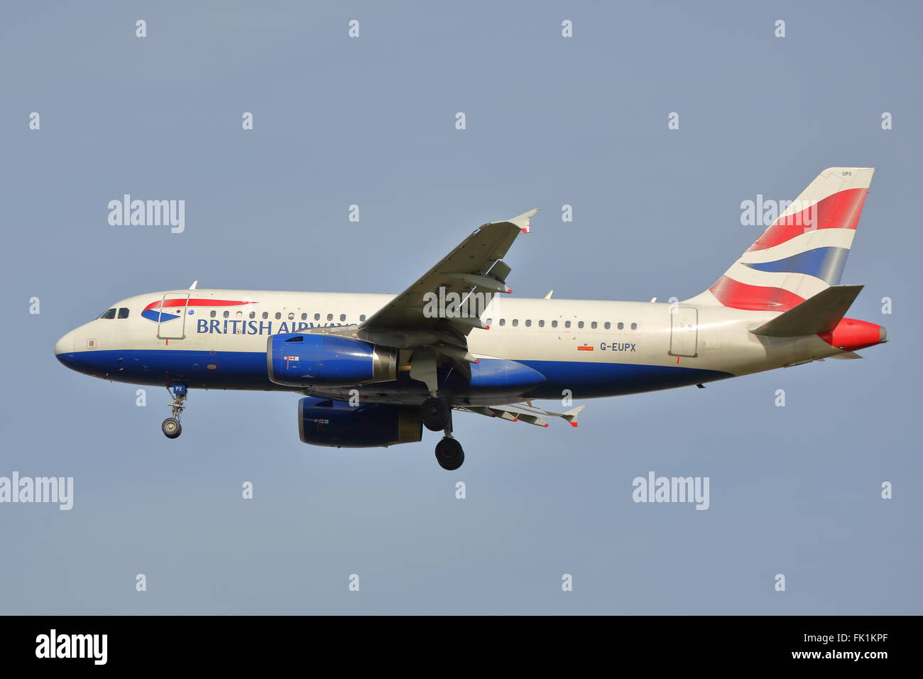 British Airways Airbus A319-131 G-EUPX Landung in Heathrow Stockfoto
