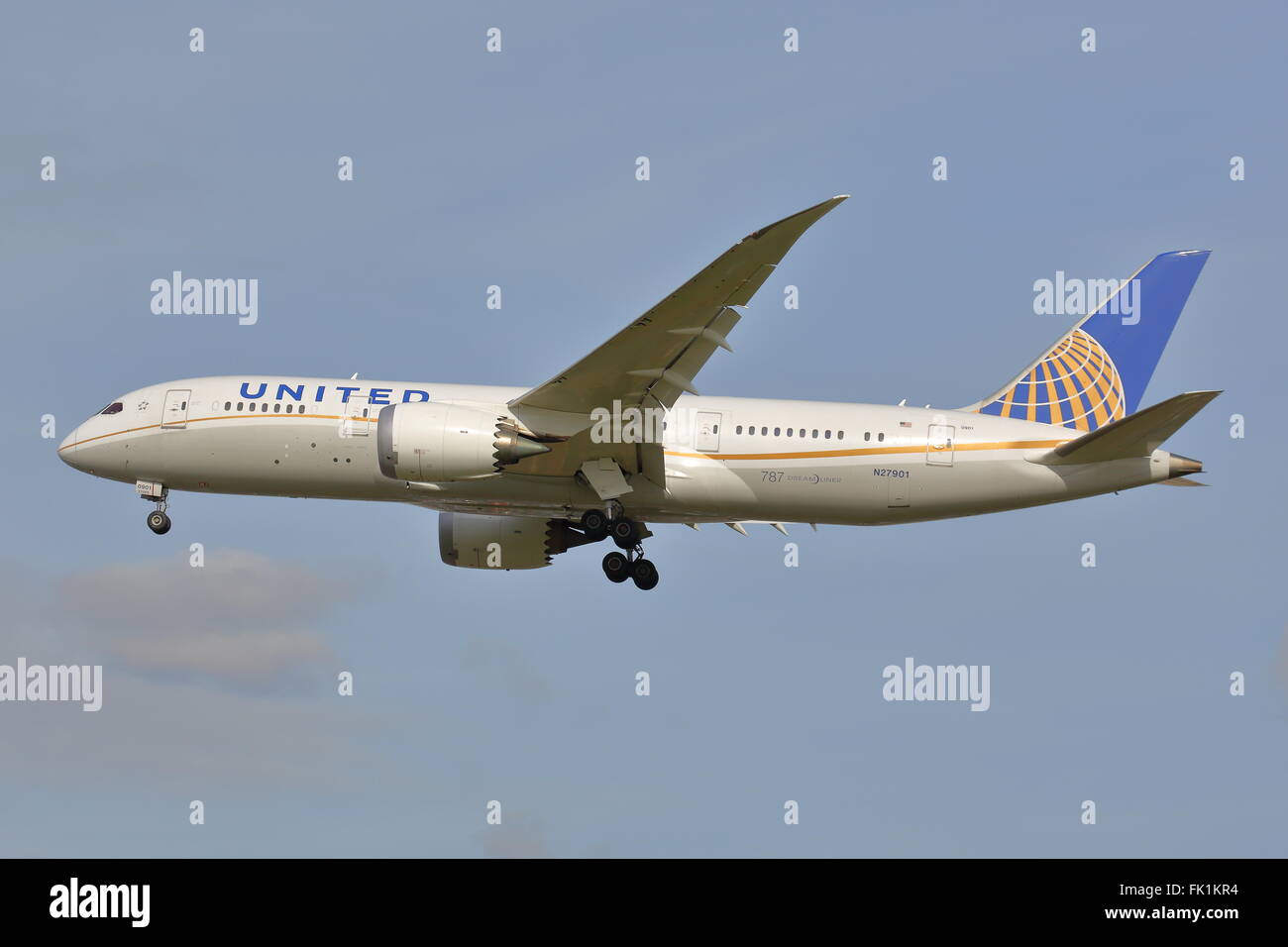 United Airlines Boeing 787-8 Dreamliner N27901 Landung am Flughafen London Heathrow, Vereinigtes Königreich Stockfoto