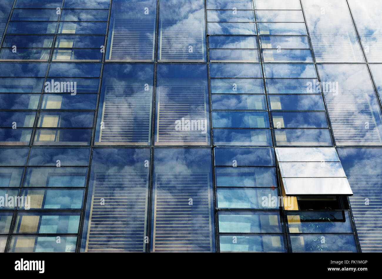 Den Himmel mit Wolken in der zeitgenössischen spiegelnde Wand Stockfoto